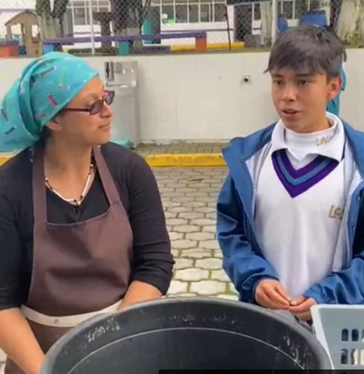 Estudiante participando