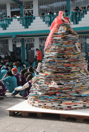 Archivo:Arbol navidad libros.png