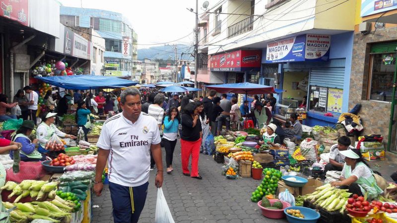 Archivo:Mercado Sangolquí.jpg