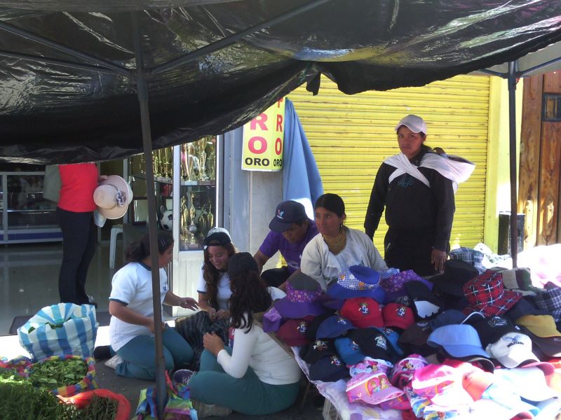 Archivo:Estudiantesa ayudan a vendedores.jpg